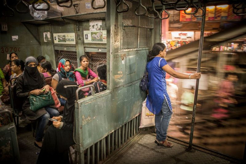 GANADOR CATEGORÍA VIAJES: Women’s Compartment of a Suburban Train. ©TaminaFlorentine Zuch. Todos los derechos reservados. Lugar de la foto: Mumbai, India
